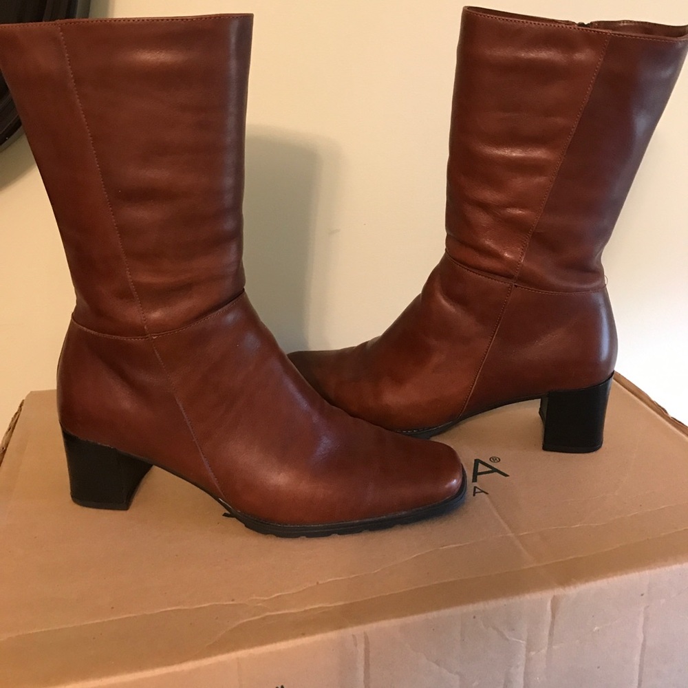 Leather boots by Santana
